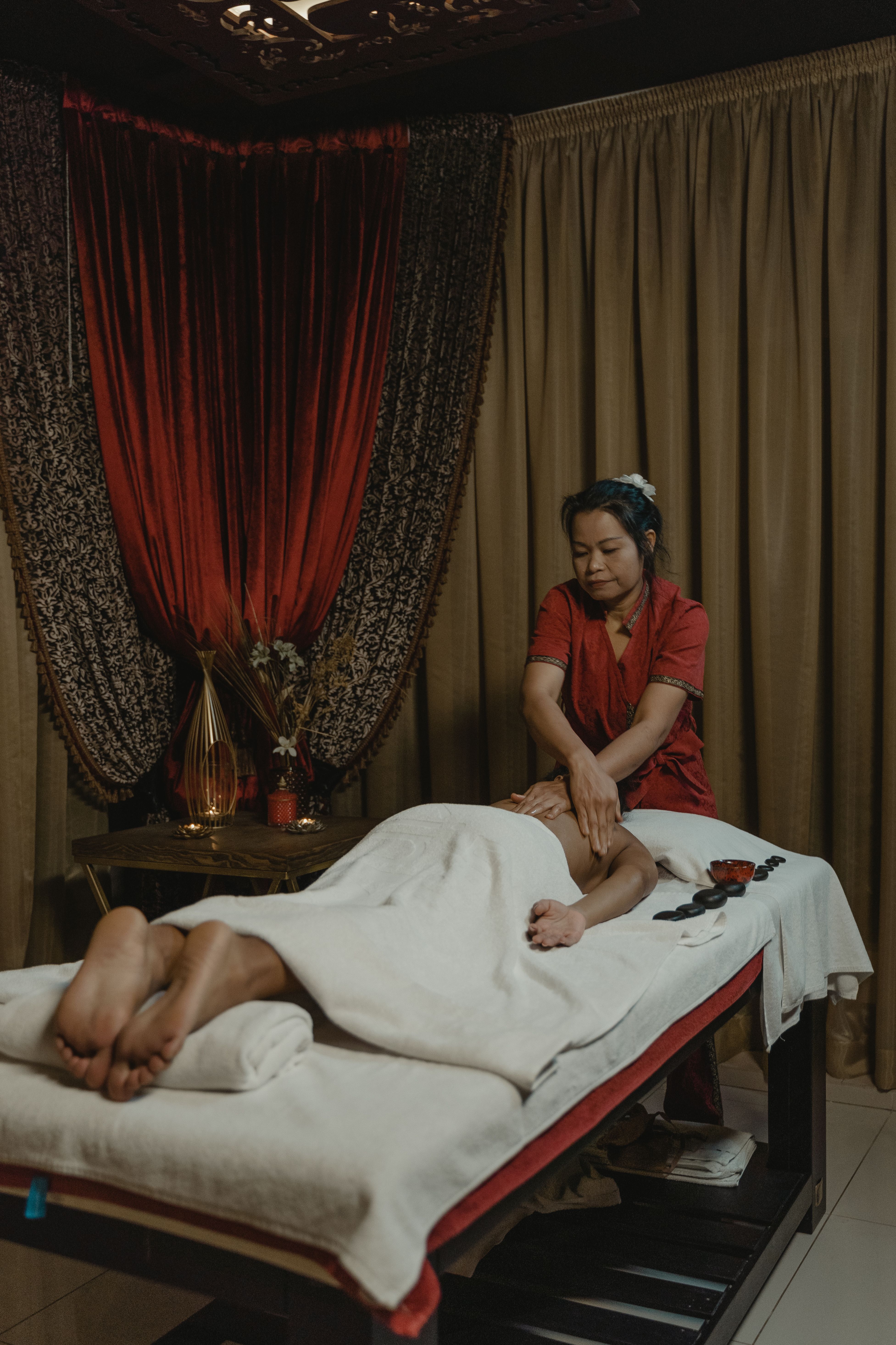 Massage dans une cabine chaleureuse